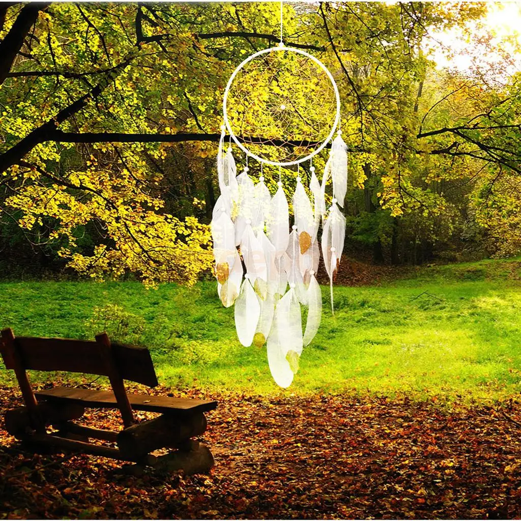 Ловец снов ручной работы с большим золотым наконечником и перьями настенное