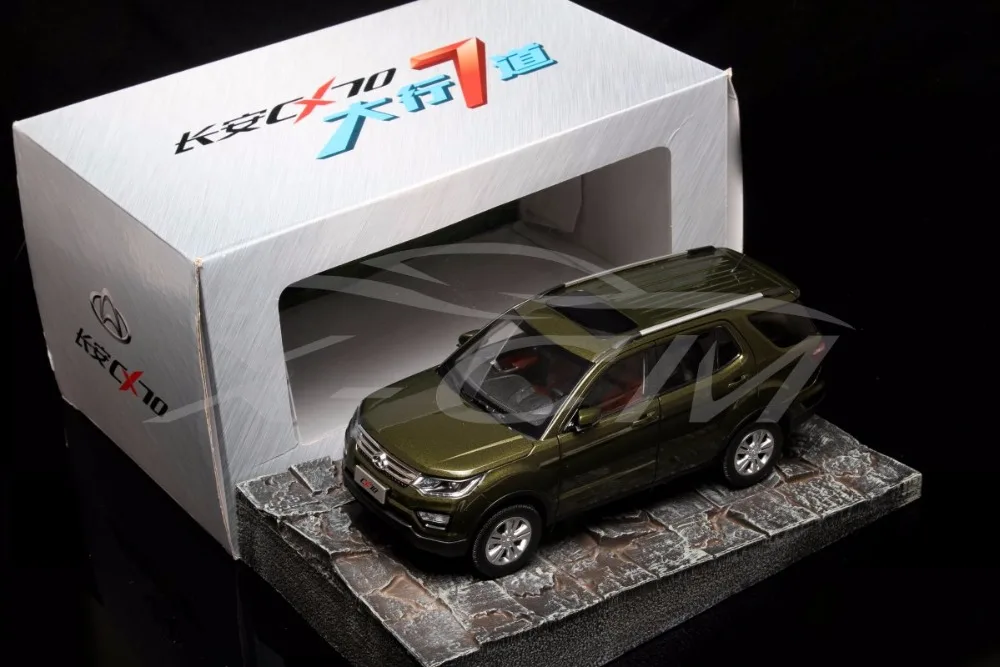 Литая под давлением модель автомобиля Changan CX70 7 мест SUV 1:18 (зеленый) + маленький