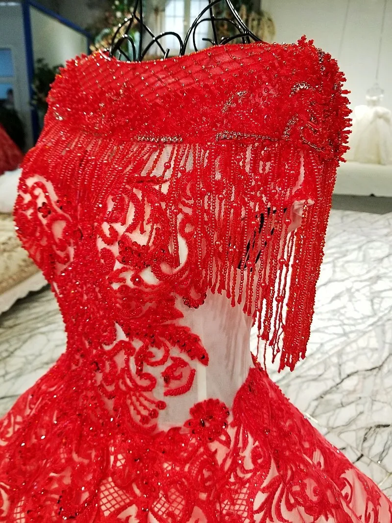 Красное платье для свадьбы с длинным шлейфом из тюля рукавами-крылышками прямые