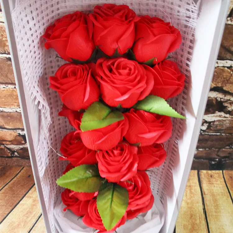 Deng Chao в подарочной коробке с 18 цветами розы и кучкой Русалочки на День святого