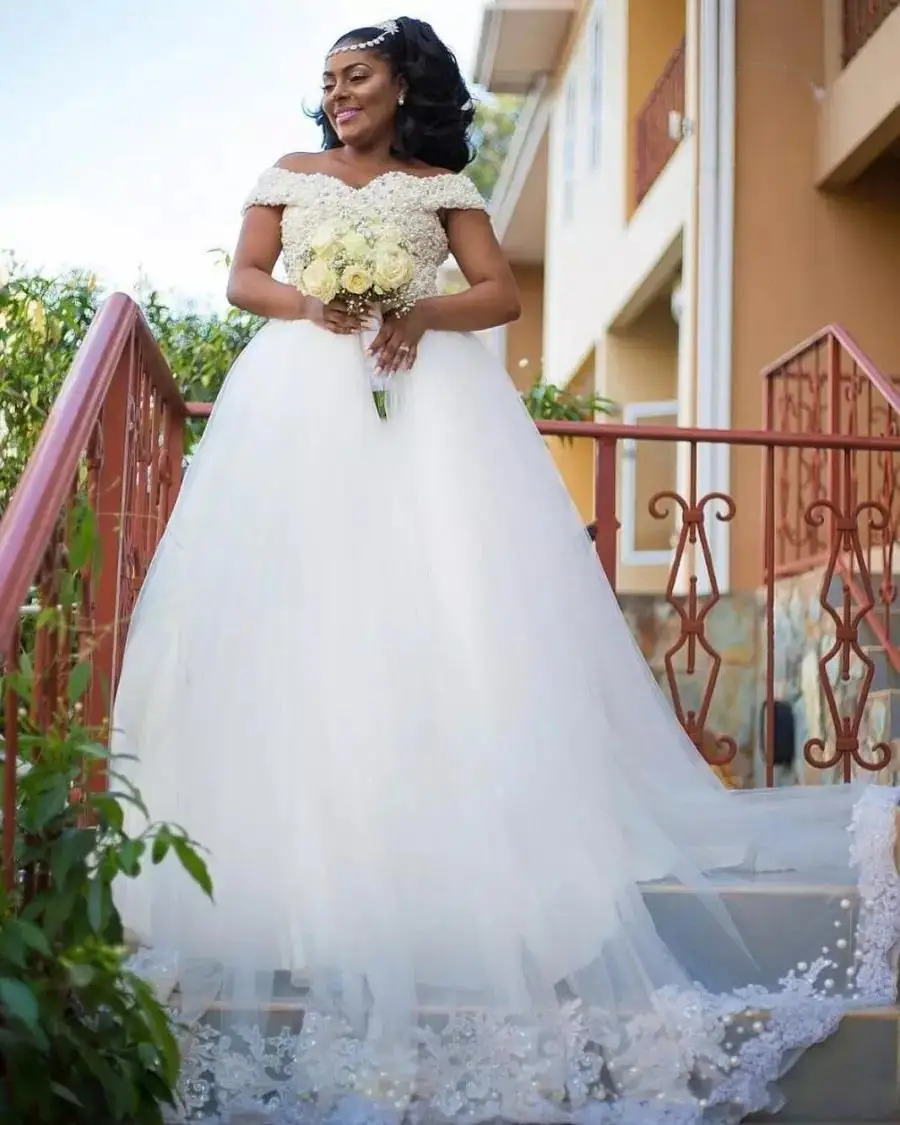 

Luxury Sweetheart Off the Shoulder Wedding Dresses Tulle Sweep Train Beaded Pearls Plus Size Bridal Gowns 2021