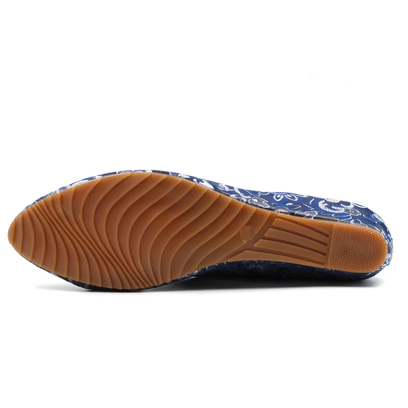 Новинка 2017 г. Пекинские парусиновые туфли женские с вышивкой на плоской подошве