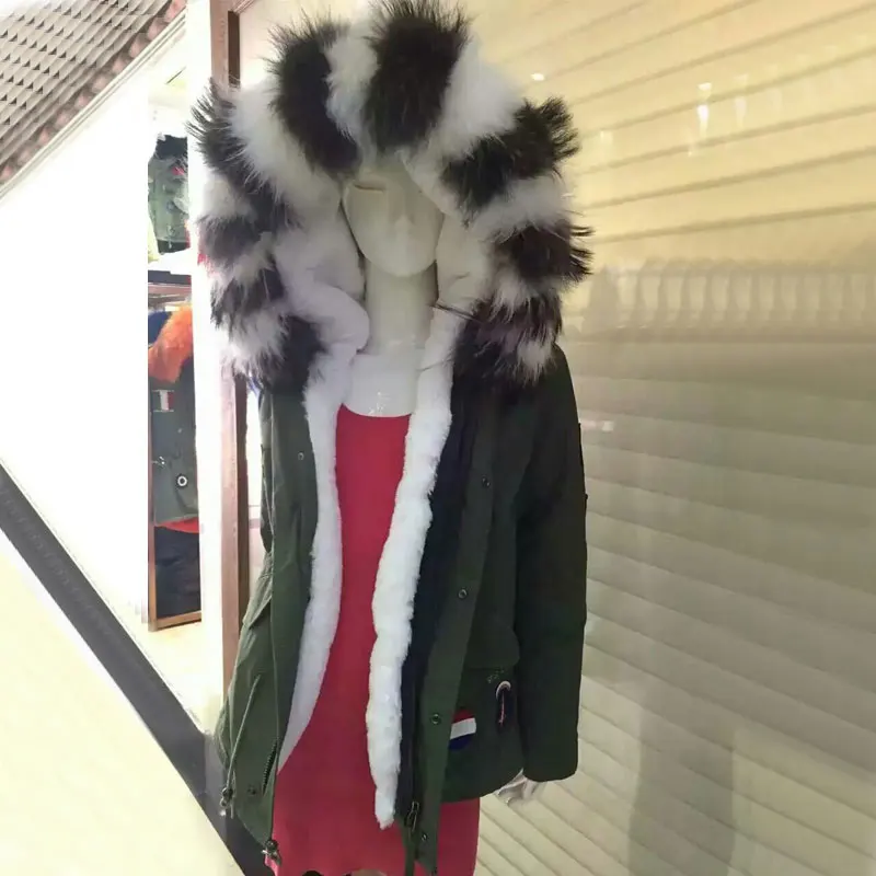 Фото Новое модное черно-белое пальто с большим меховым капюшоном и белой меховой