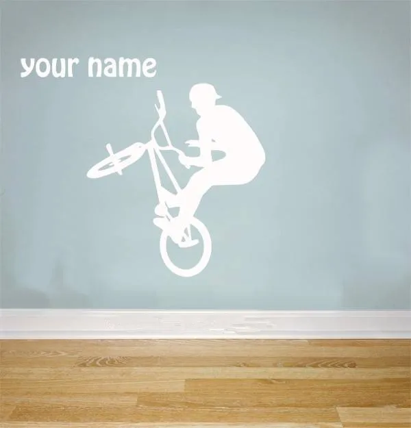 Стикер на стену для детской комнаты с возможностью выбора имени и цвета: Крутой персонализированный стикер на стену BMX STUNT.