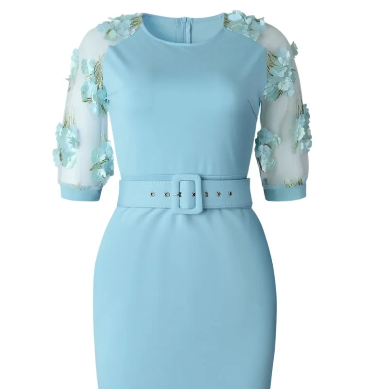Женское кружевное платье-карандаш с поясом розовое светильник-голубое платье