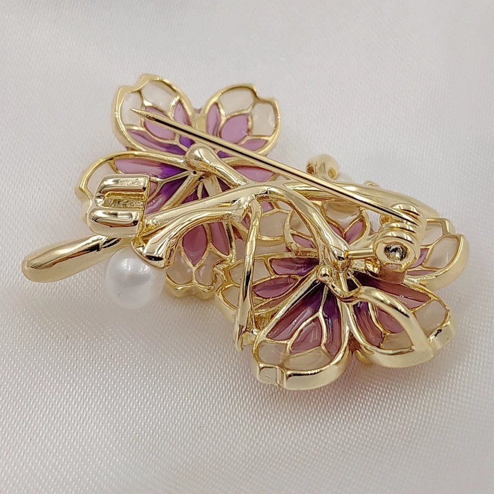 

Fancy Style Golden Framed Colorless & Purple Enamel Double Flower Brooch Shell Pearl Deco Two Flower Pin Pendant for Coat Collar