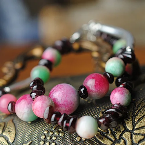 Сладкий цвет красивого натурального яблочного камня, украшенного кусочками красного граната, чисто сделанный вручную оригинальный качественный этнический ювелирный изделия.