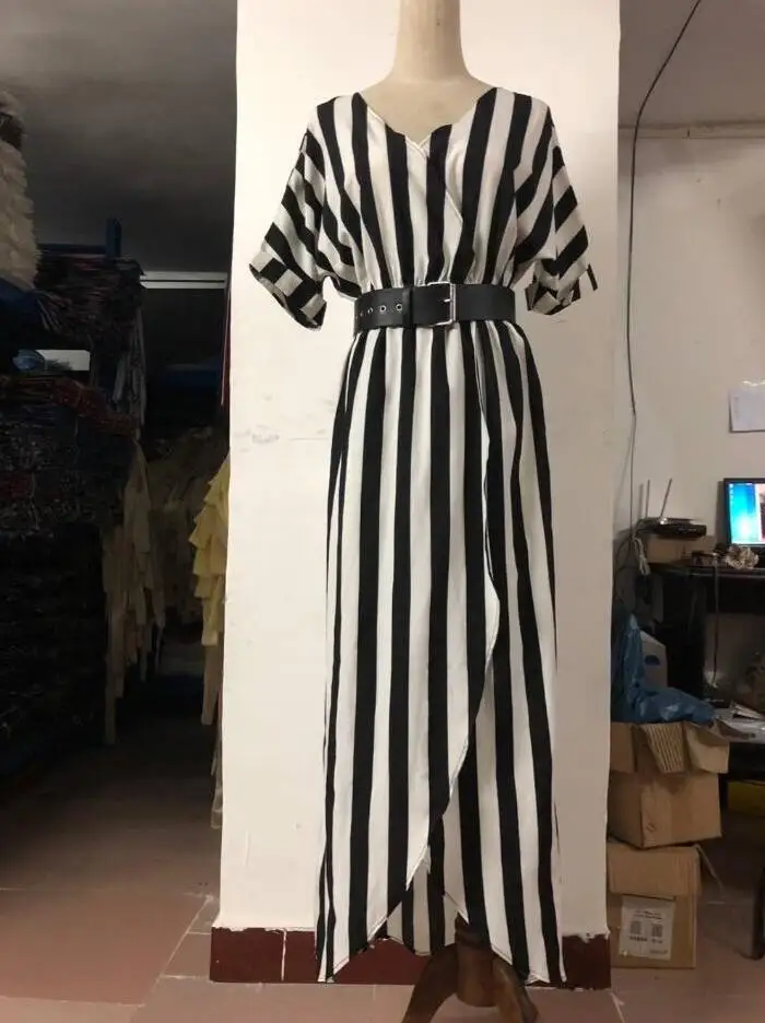 Женское длинное платье в черно-белую полоску с длинным рукавом v-образным вырезом