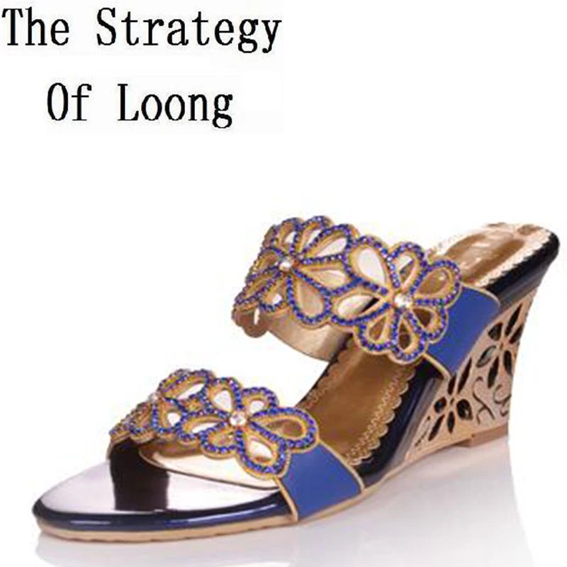 Новинка женские летние туфли на высокой танкетке с вырезами модные шлепанцы со