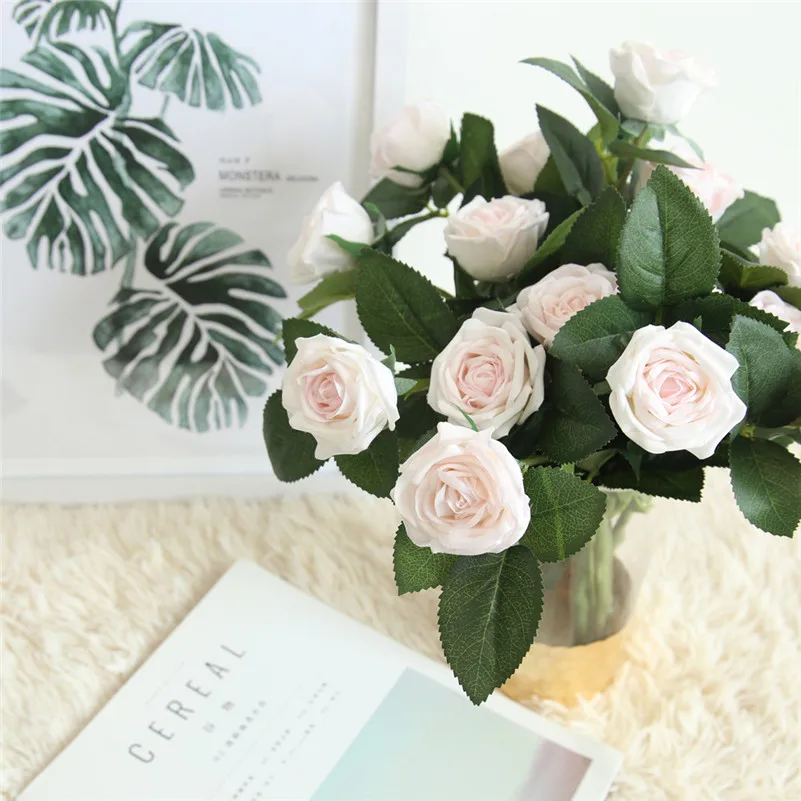 Настоящее прикосновение ветка стволовых латексных Роза рука чувствовать себя