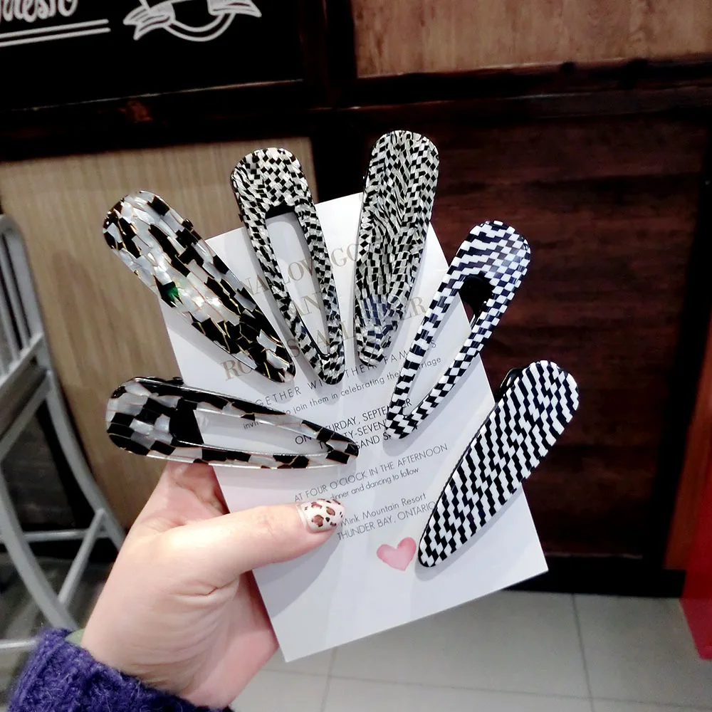 Женские клетчатые заколки капельки черные и белые для волос подарок на день