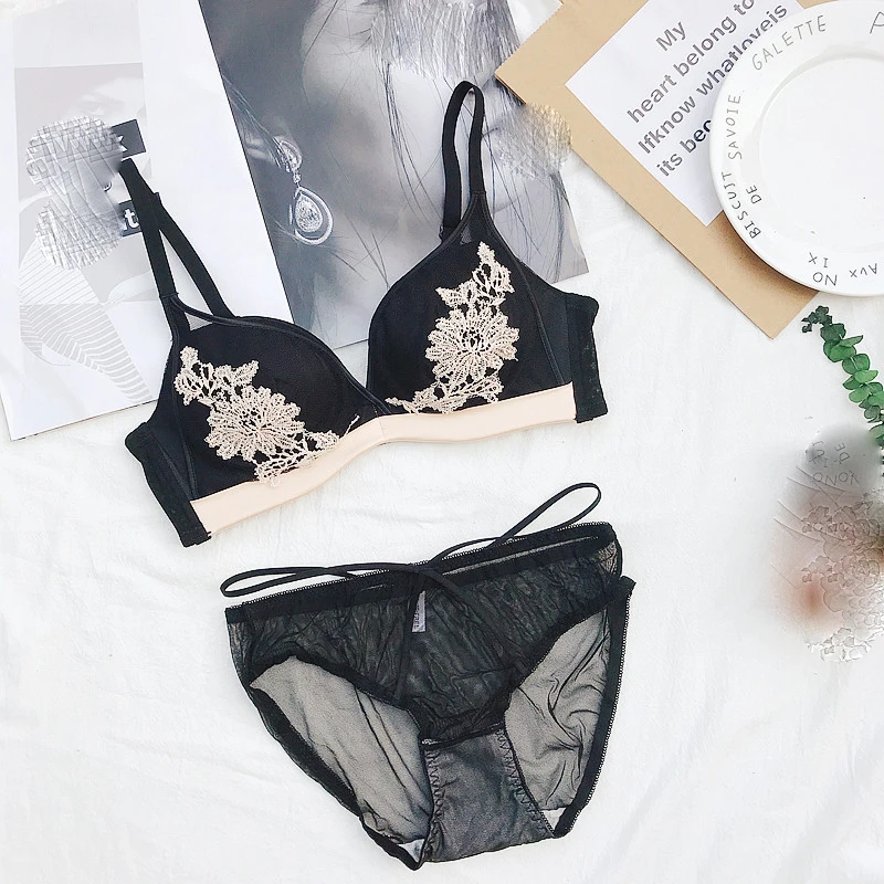 Комплект нижнего белья с цветочной вышивкой во французском стиле комплект