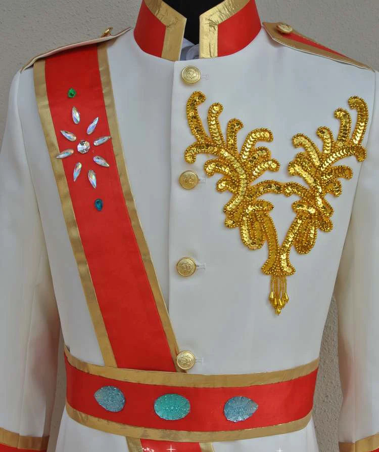 Мужской костюм с бусинами и красными лентами белый средневековый винтажный