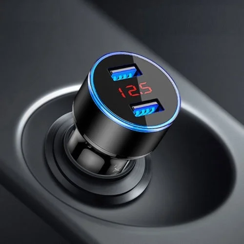 Автомобильное зарядное устройство с двумя USB портами и светодиодным дисплеем для