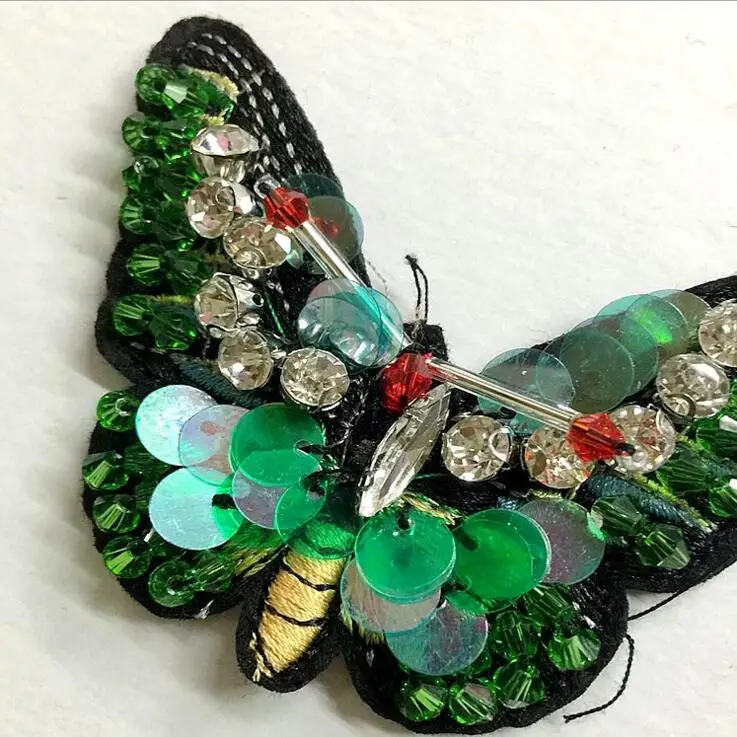 Зеленая бабочка с блестками брошь со стразами и бусинами нашивки аппликация