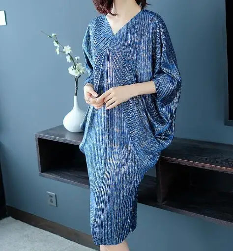 Женское плиссированное платье с v образным вырезом и рукавом три четверти цвет