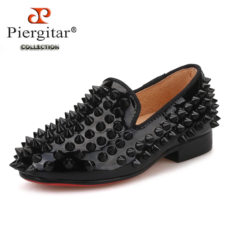 Piergitar/Новинка года; туфли для родителей; мужские лоферы; дизайнерская детская обувь ручной работы для вечеринки и свадьбы; Детские лоферы с шипами и красной подошвой - Цвет: Черный