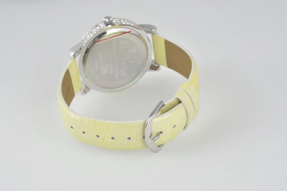 Нарядные часы для девочек от известного бренда PB простые светящиеся аналоговые