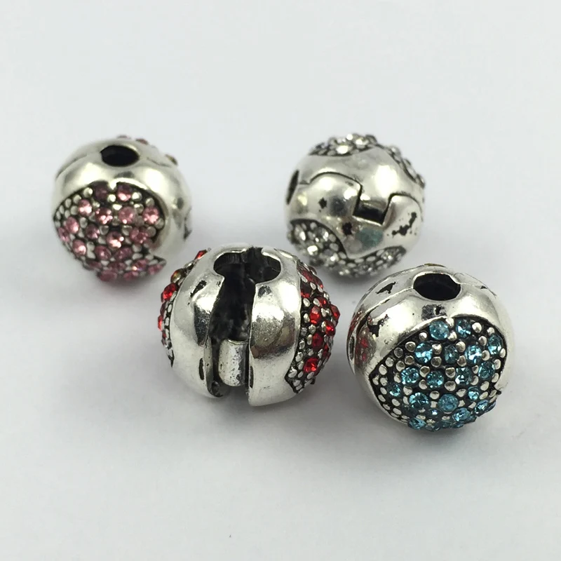 Закрепляемые кристаллами бусины зажимы в форме сердца остановленные