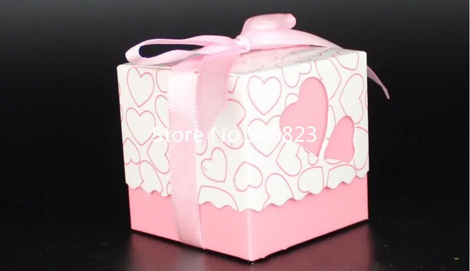 Коробка для конфет с лазерной резкой в виде двойного сердца лентой