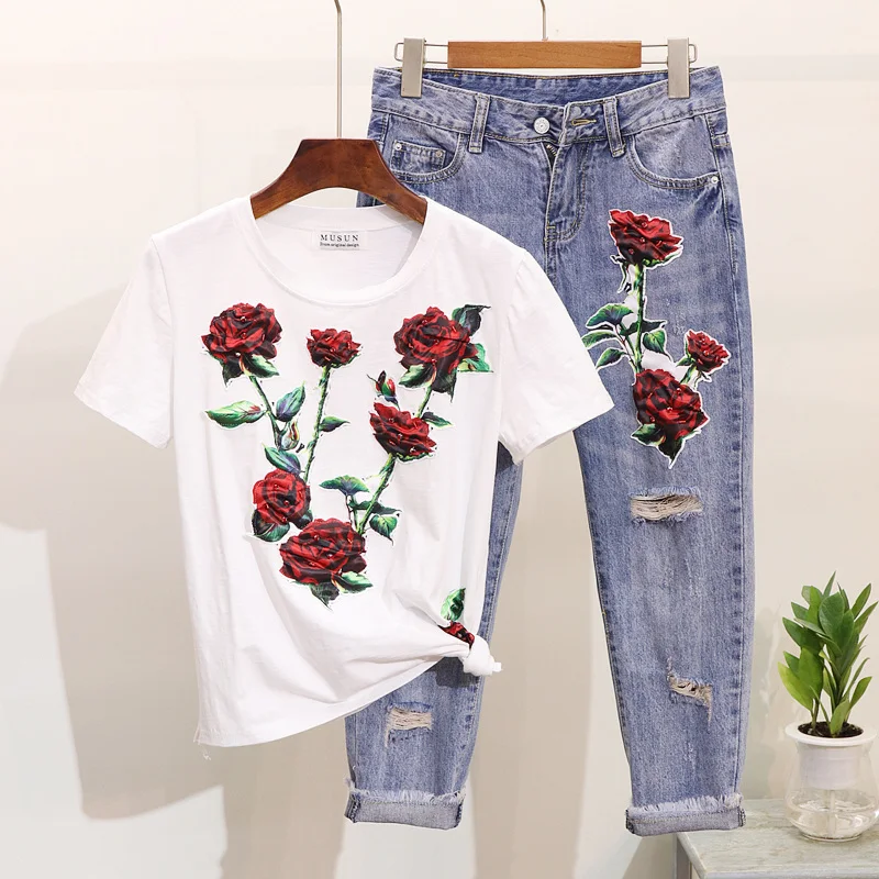 Женский джинсовый костюм с вышивкой и объемным цветком футболка коротким