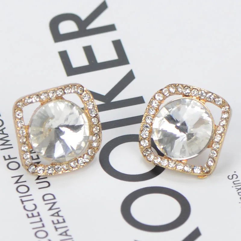 Модные классические квадратные серьги-гвоздики из спутника для женщин |