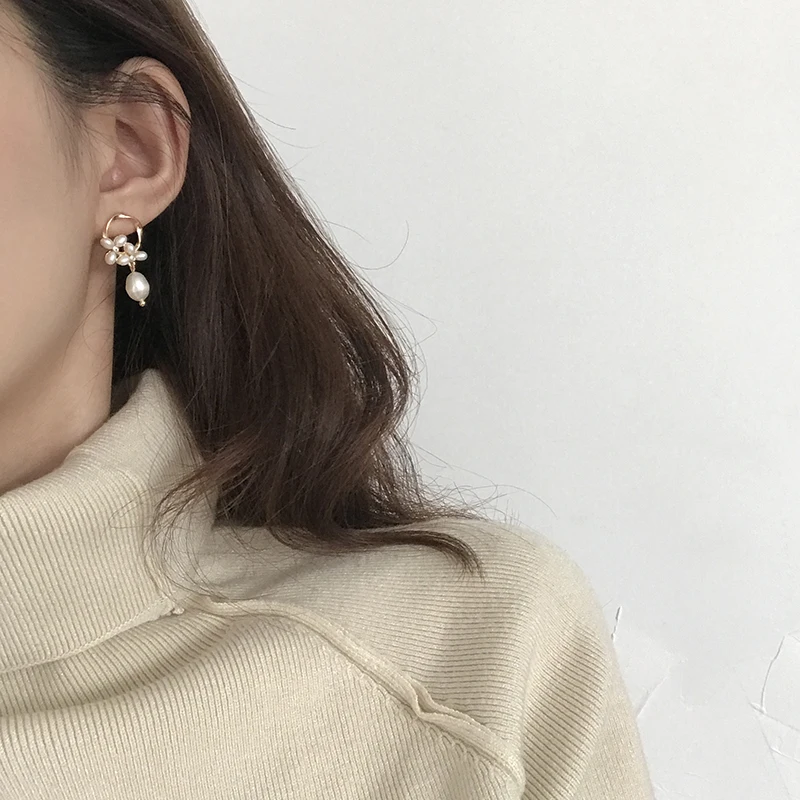 HUANZHI простые серьги-гвоздики из серебра S925 пробы с металлическим золотым медным покрытием и неровным круглым пресноводным жемчугом в виде цветочного венка