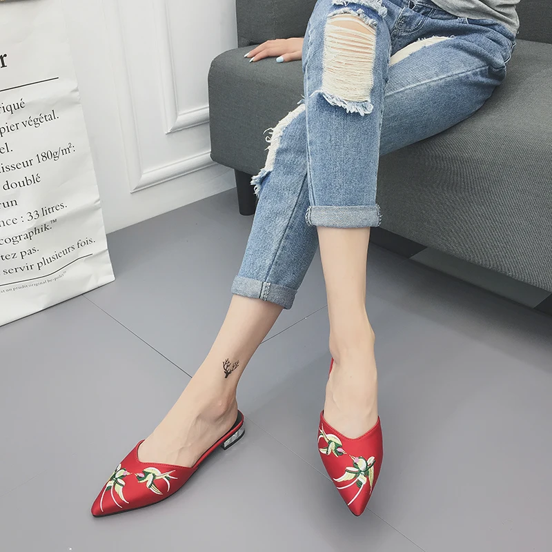 Мюли женские на массивном каблуке заостренный носок украшение в этническом