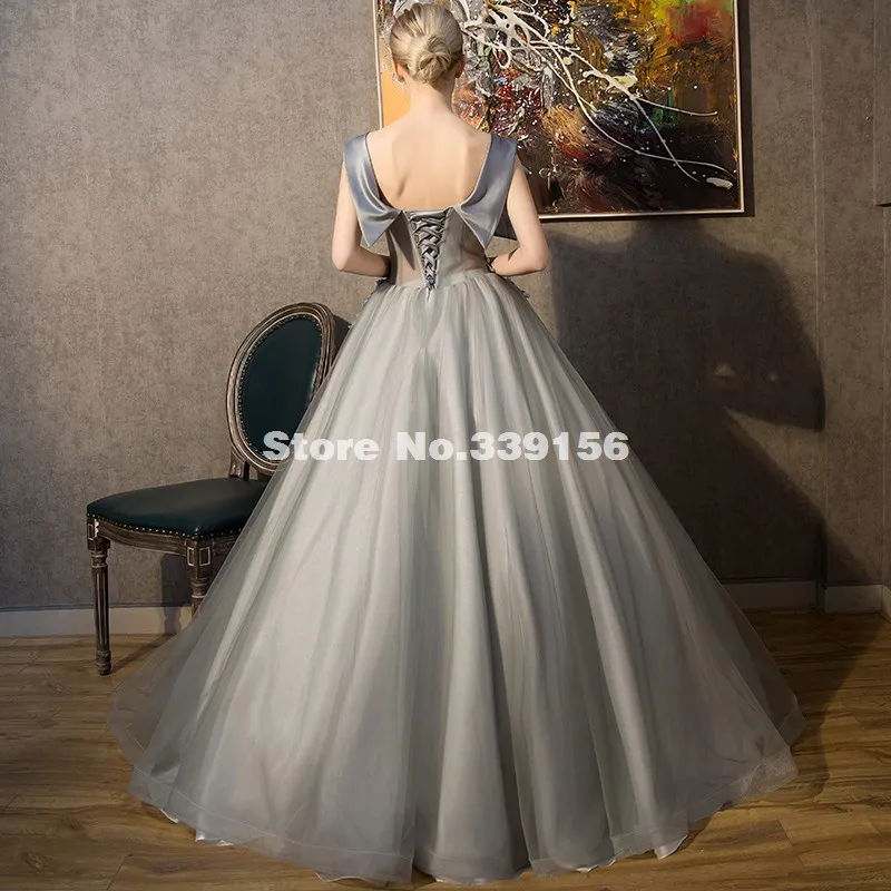 Высококачественное серебристо серое платье с открытыми плечами для выступлений