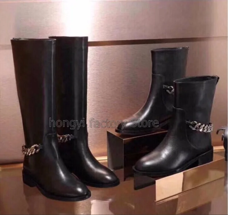 Женские сапоги до колена черные кожаные с круглым носком серебристой цепочкой на
