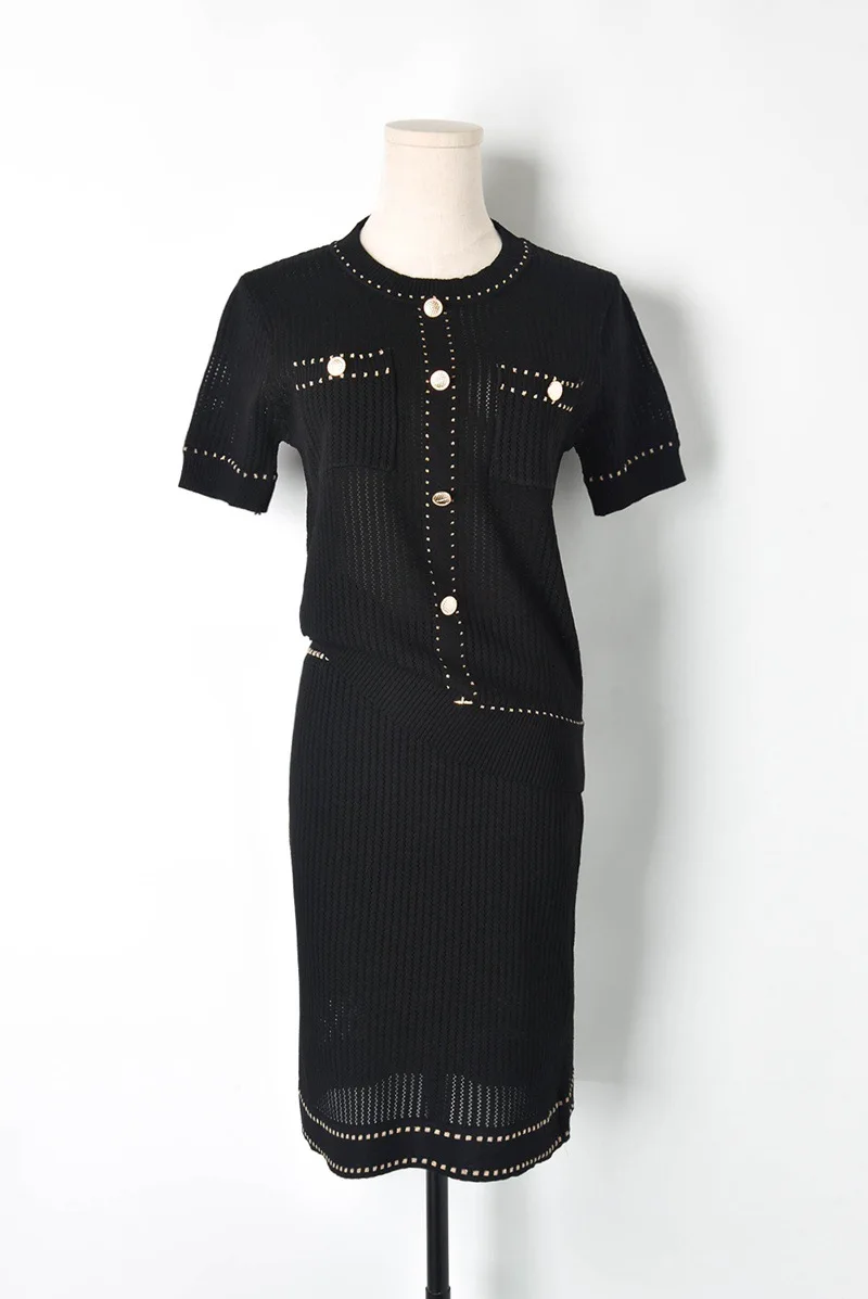 Женский комплект из двух предметов футболка с карманами и мини юбка на пуговицах