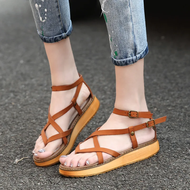 Натуральная кожа Женские сандалии с перекрестными ремешками вырезами в римском