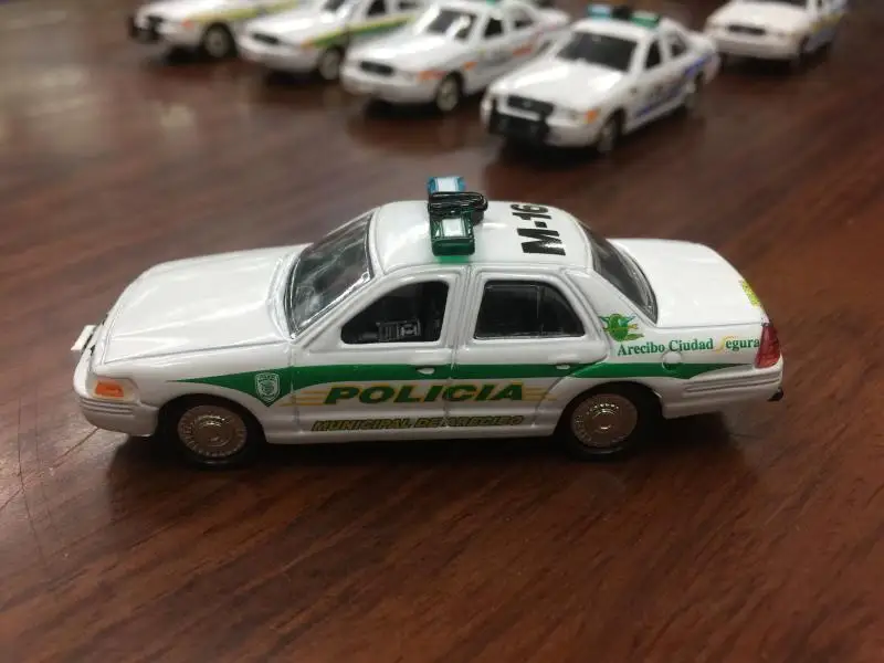 Премиум литой металлический сплав 1: 64 Crown Victoria 2002 Ford Crown Victoria модель полицейской машины игрушка