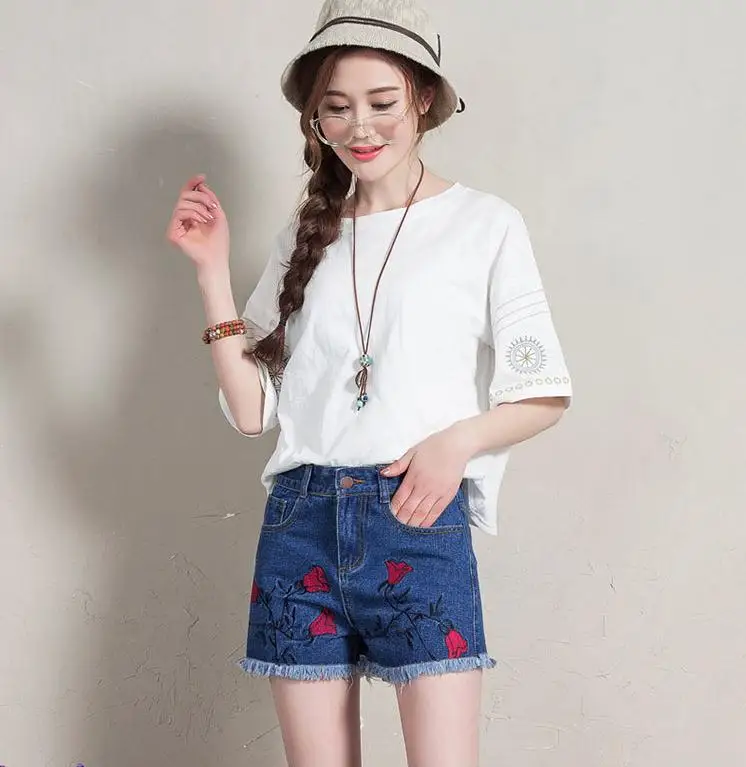 Женские джинсовые шорты с вышивкой стильные пикантные из денима принтом роз