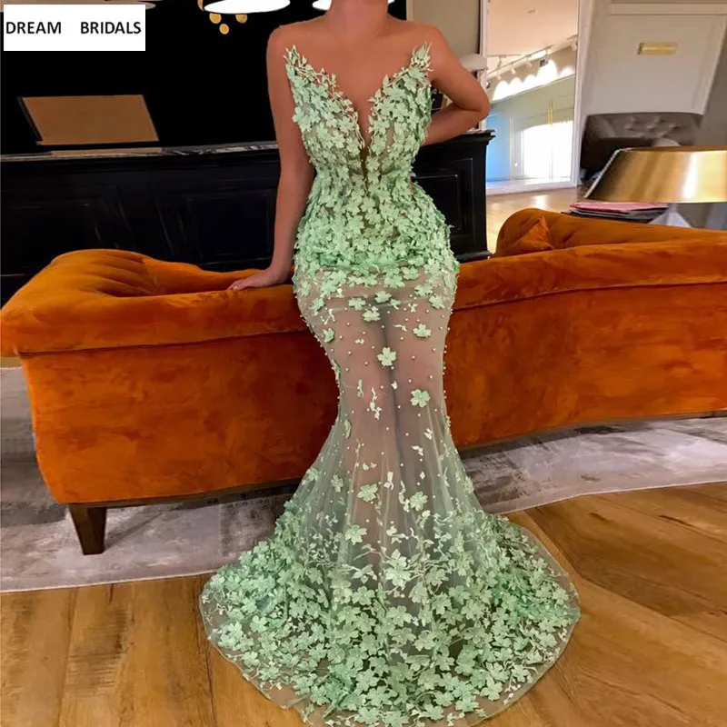 Женское длинное платье со шлейфом украшенное бусинами и искусственным жемчугом |