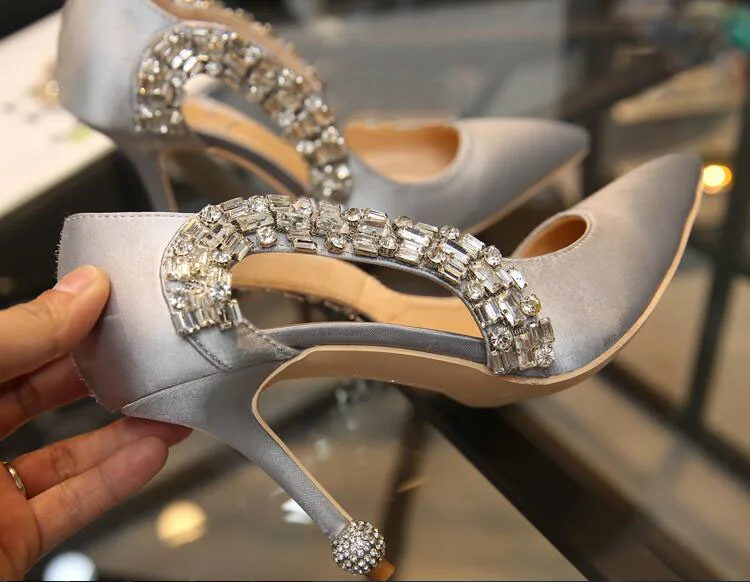 Новый стиль женщины насосы сексуальный черный острым носом мелкой туфли вырез