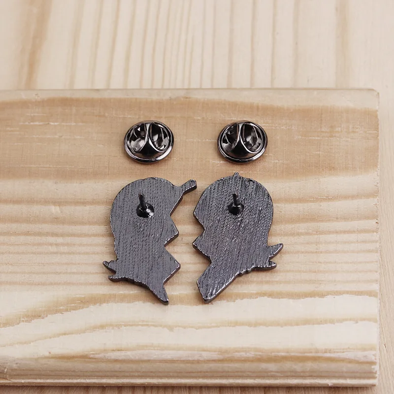 Высокое качество Мультфильм пара сплав падение масло брошь в форме сердца значок