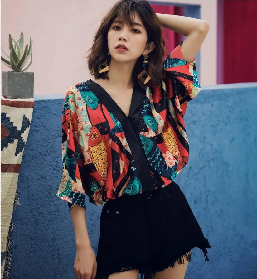 

2019 new fashion women's blouse shirt V-neck flared sleeve retro holiday print loose shirt