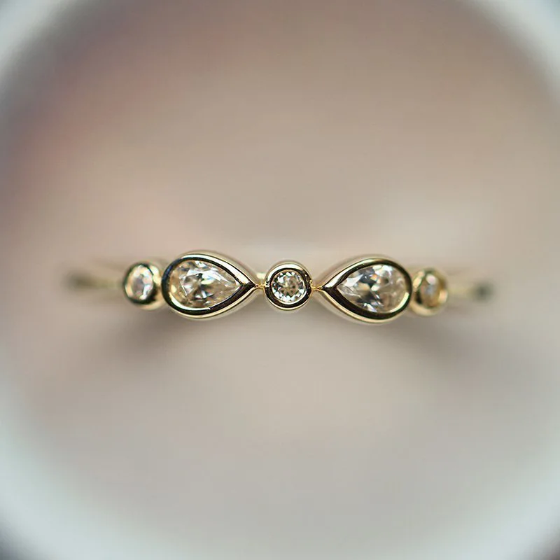 Лидер продаж Золотое кольцо в 14 карат с каплями воды по граниту. Простое женское