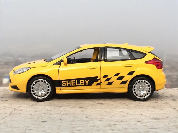 Масштаб 1:32 литая металлическая модель автомобиля для коллекции Ford Focus ST модели
