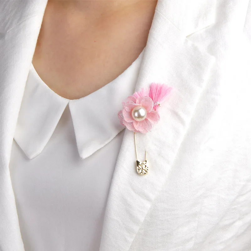 Брошь Blucome с искусственным жемчугом и цветком булавки золотистого цвета броши