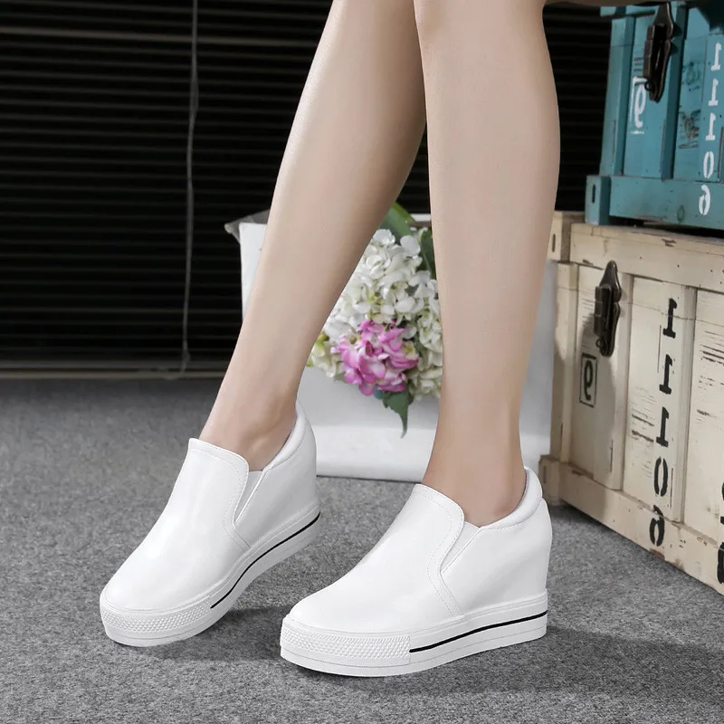 Женские кроссовки на танкетке и платформе черные кожаные лоферы с круглым носком