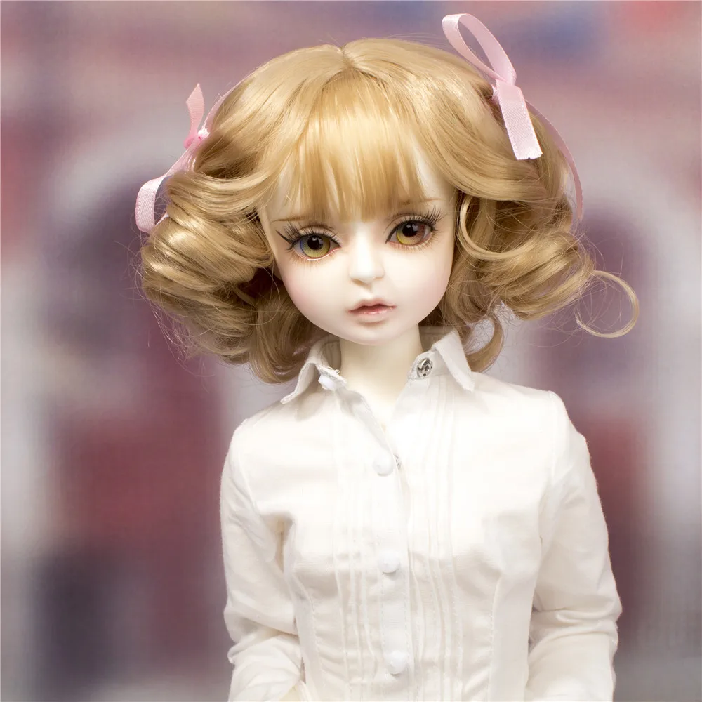 Женская кукла с короткими вьющимися волосами из высокотемпературного волокна |