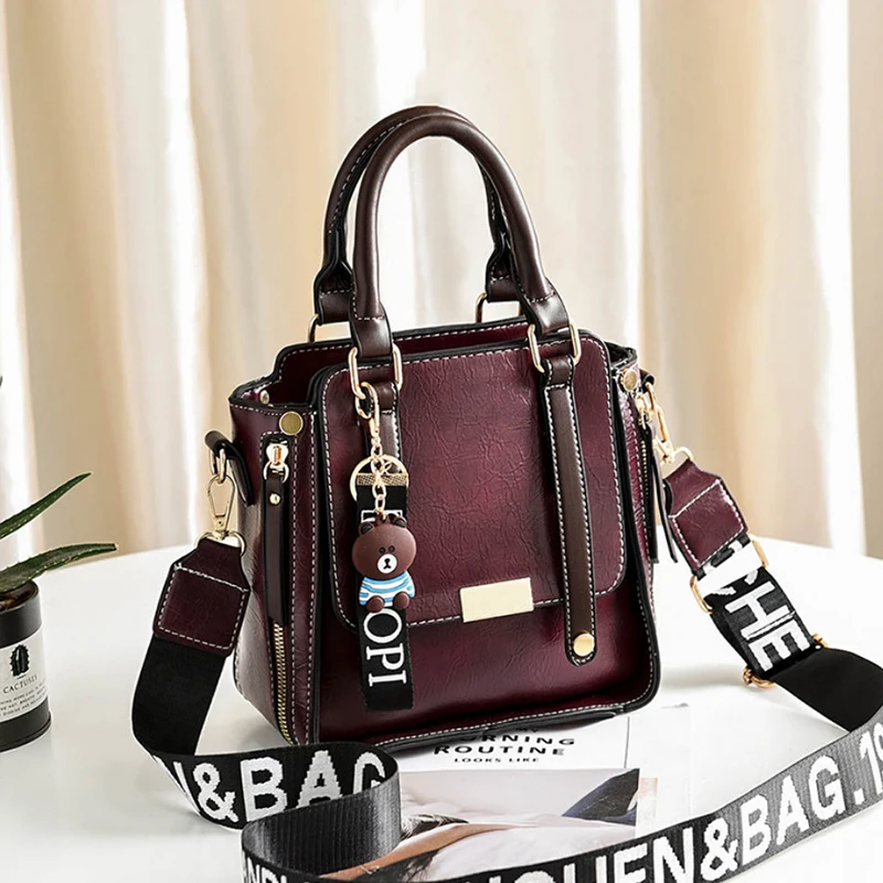 Женские сумки средней вместительности на молнии с медвежонком и ремешком