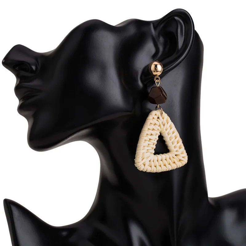 Горячая распродажа модных ручных треугольных сережек из плетеной соломки из ротанга для женщин и девочек в виде украшений для ушей.