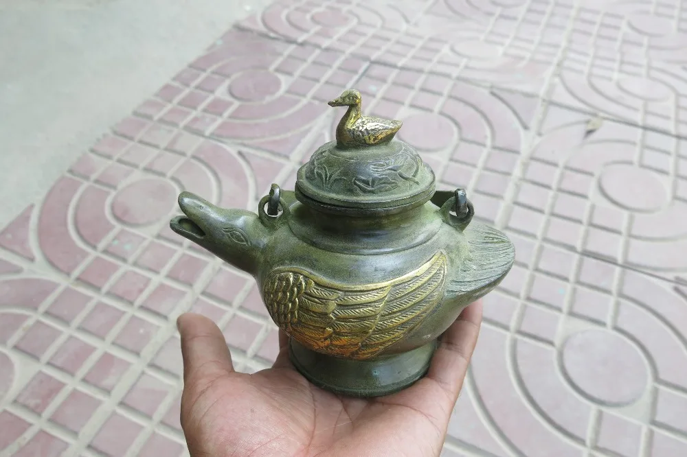 

Very rare Ming Dynasty (xuan de1426-1438) gilt bronze teapot,Duck