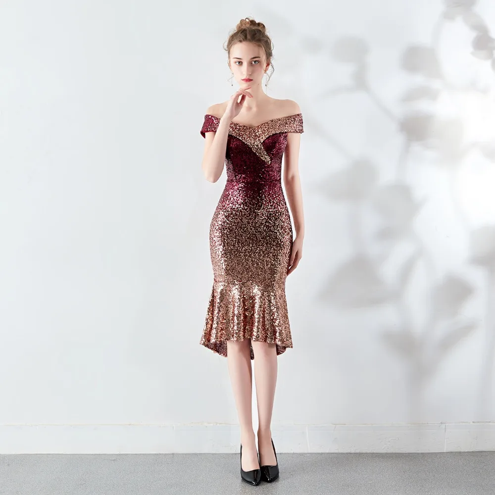 Женское вечернее платье без бретелек синее облегающее с блестками и открытыми