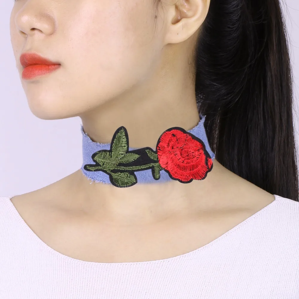 Новинка 2017 года колье чокер в стиле бохо светло голубого цвета с вышитыми розами