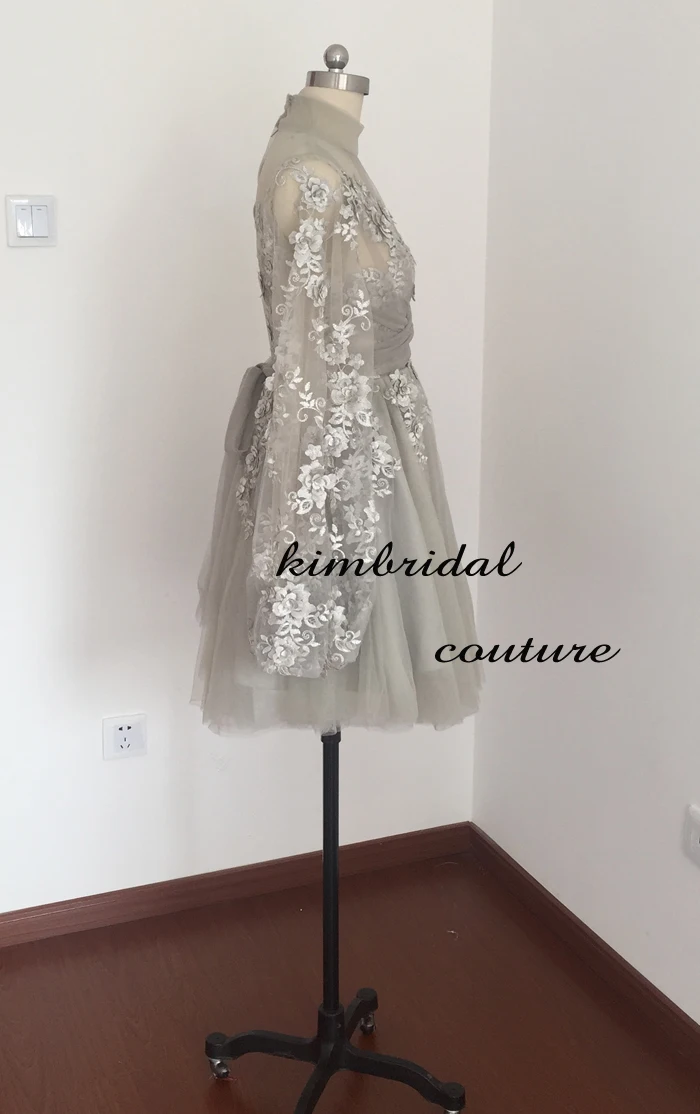 Короткое коктейльное платье для встречи выпускников с высоким воротником и