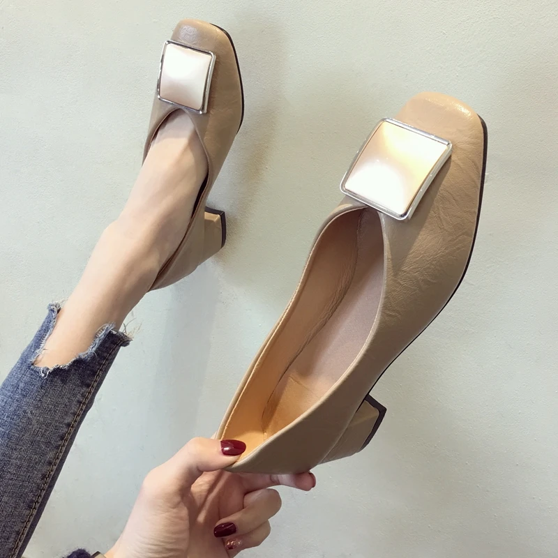 Новинка 2019 стильные женские туфли на плоской подошве с золотым носком без